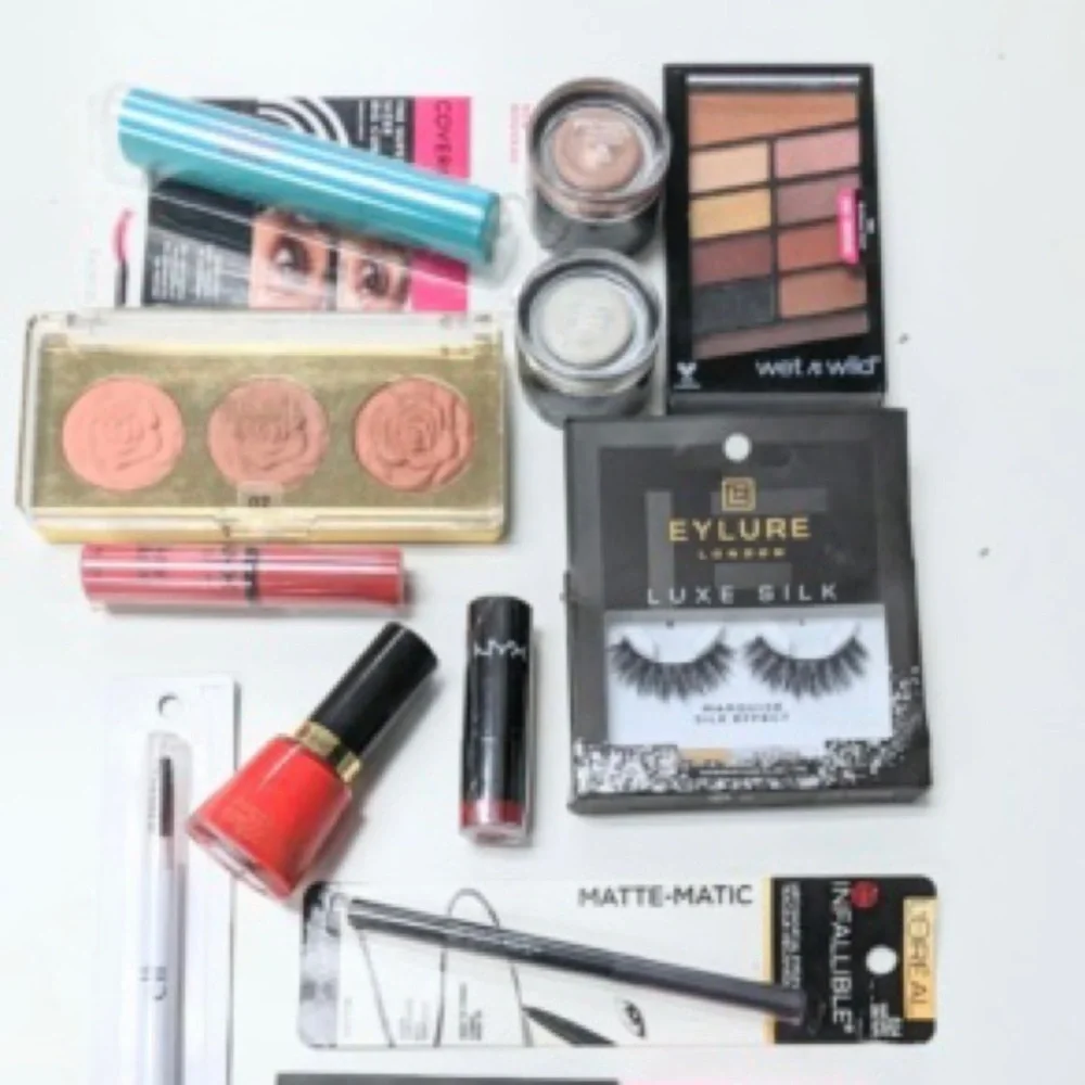 TOP NAME BRAND MYSTERY BEAUTY BOX (NEW WITH TAGS)
